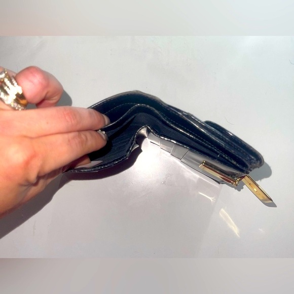 Gucci Wallet Unisex Patent Leather Double Snap Bifold with Gold G Clip Compact - Picture 6 of 10